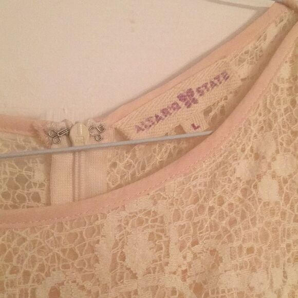 Cream colored dress - Picture 2 of 4